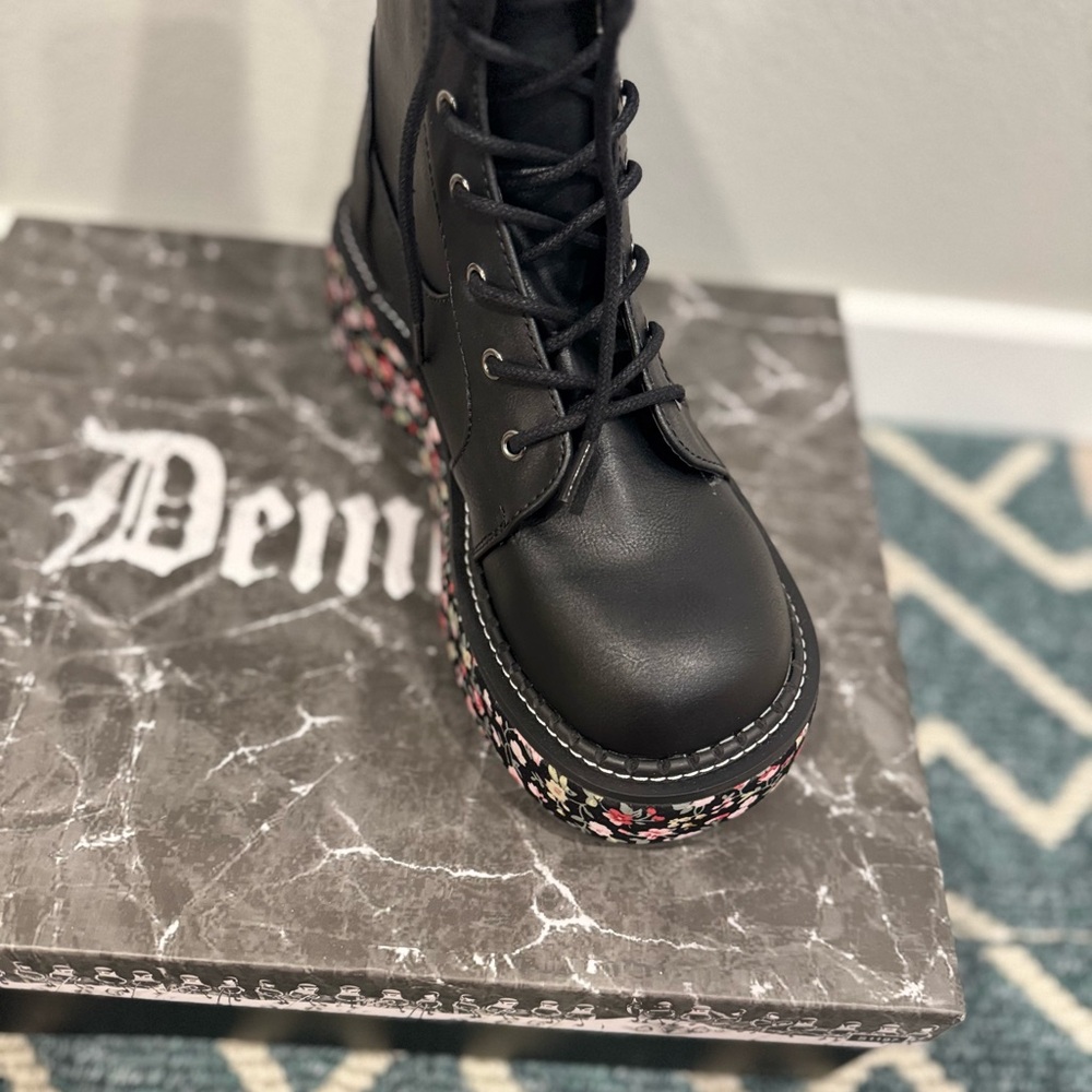 Demonia Emily-350 Floral Platform Lace Up Boots Size 10 BNIB Rare - Picture 4 of 12